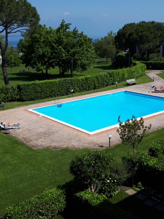 appartamento con piscina Il glicine sul garda Desenzano del Garda Esterno foto
